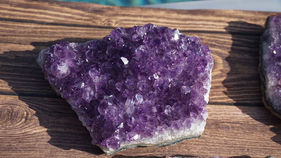 Purple Geode placed in the center of a Tarot spread